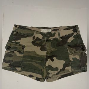 Whoau green camouflage shorts women’s size 2.